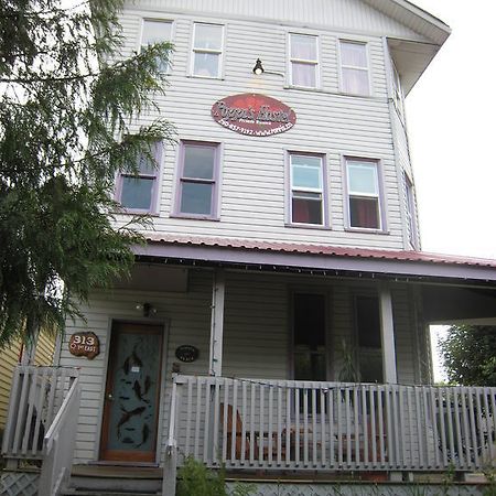 Poppi'S Guesthouse Revelstoke Exterior foto