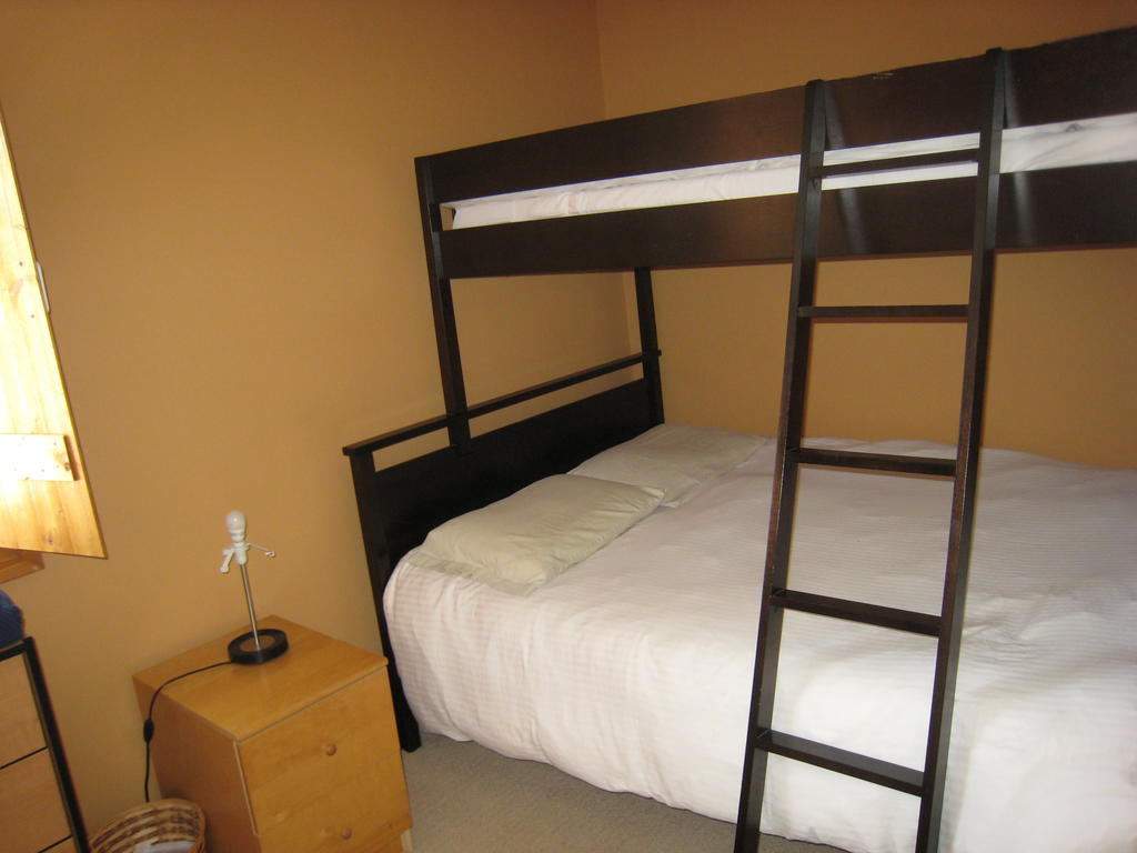 Poppi'S Guesthouse Revelstoke Zimmer foto