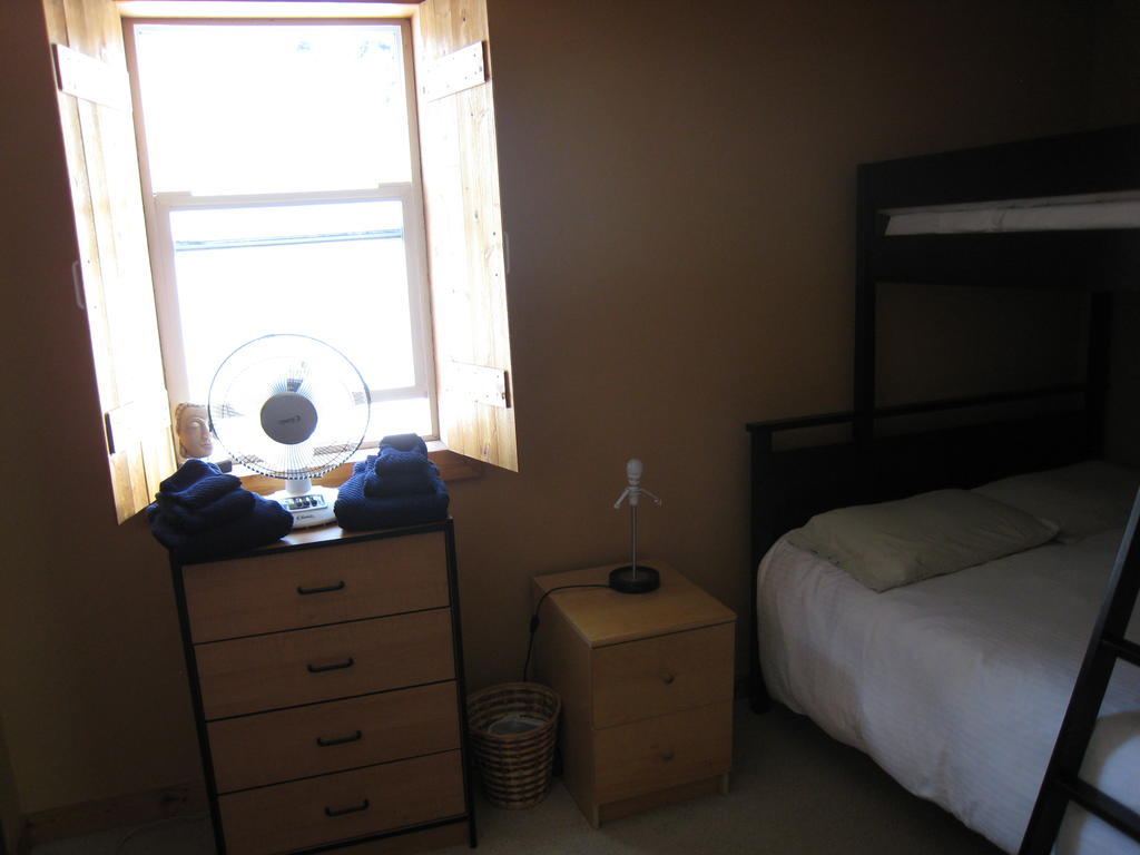 Poppi'S Guesthouse Revelstoke Zimmer foto
