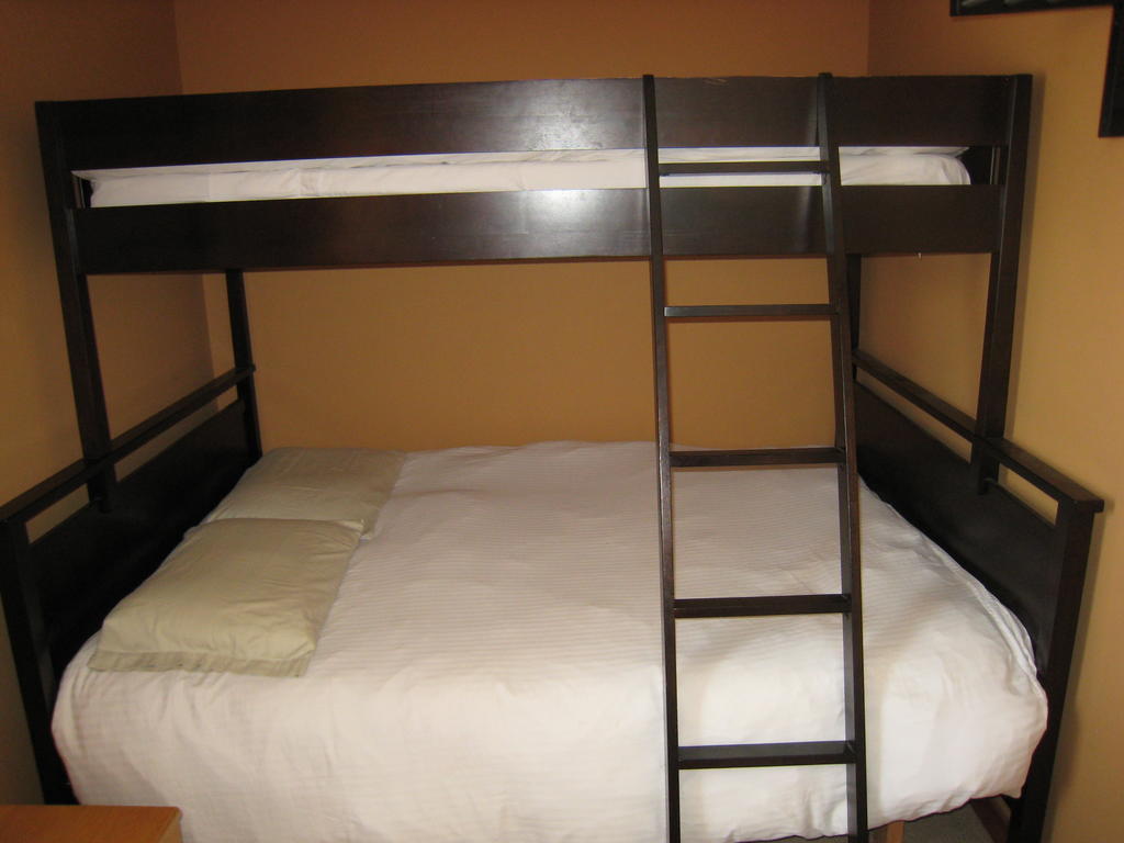 Poppi'S Guesthouse Revelstoke Zimmer foto